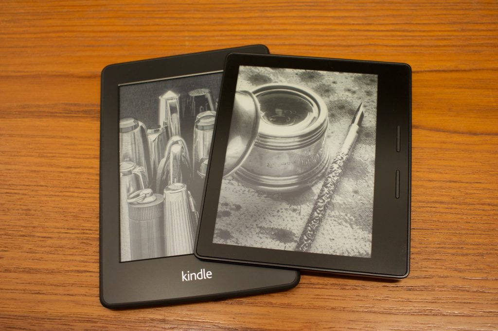 Größenvergleich: Der Kindle Oasis (rechts) zusammen mit dem Kindle Paperwhite
